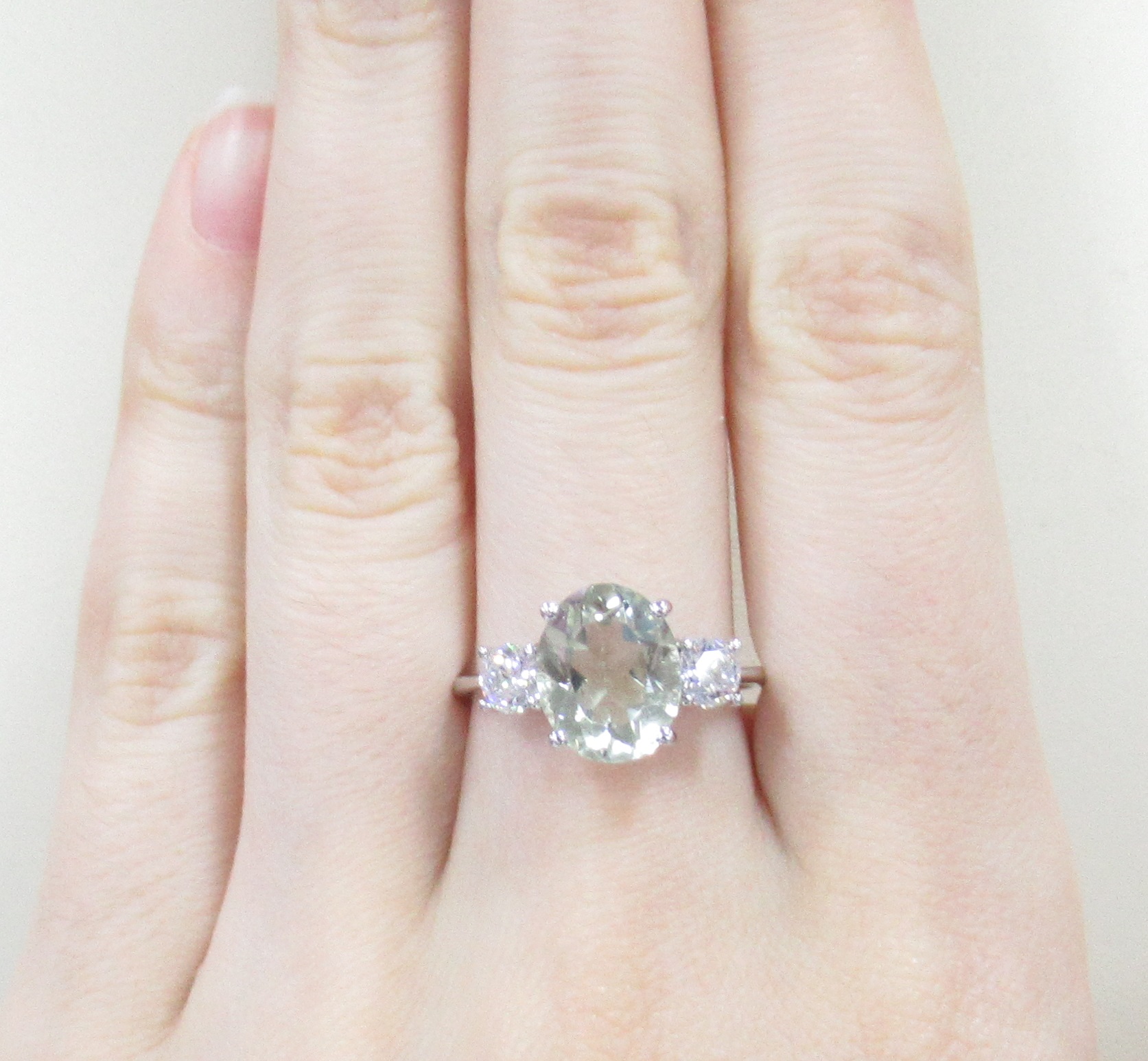 Серебряное кольцо 925 пробы; вставки 1 Аметист зелен.; 2 Фианит бесцв.;